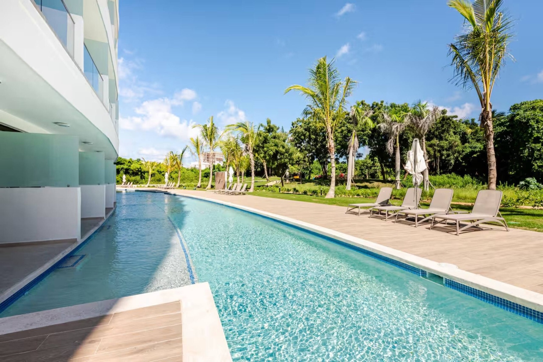 Pool along the swim-up terraces